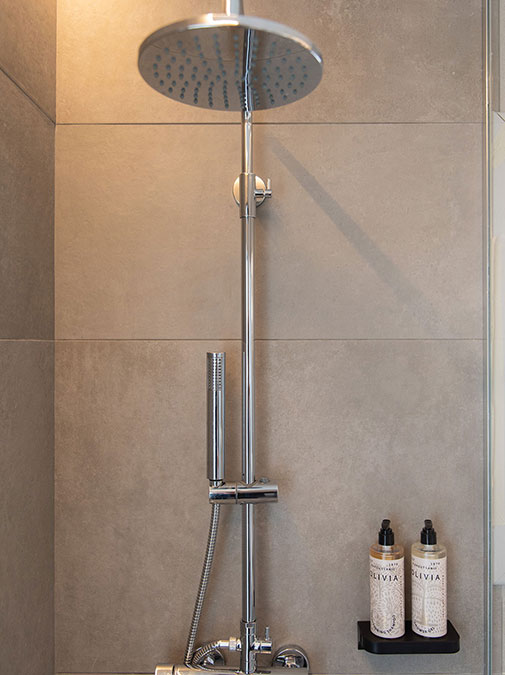 Μπάνιο με ντουζιέρα-βροχή στα δωμάτια του Sifnos Elements